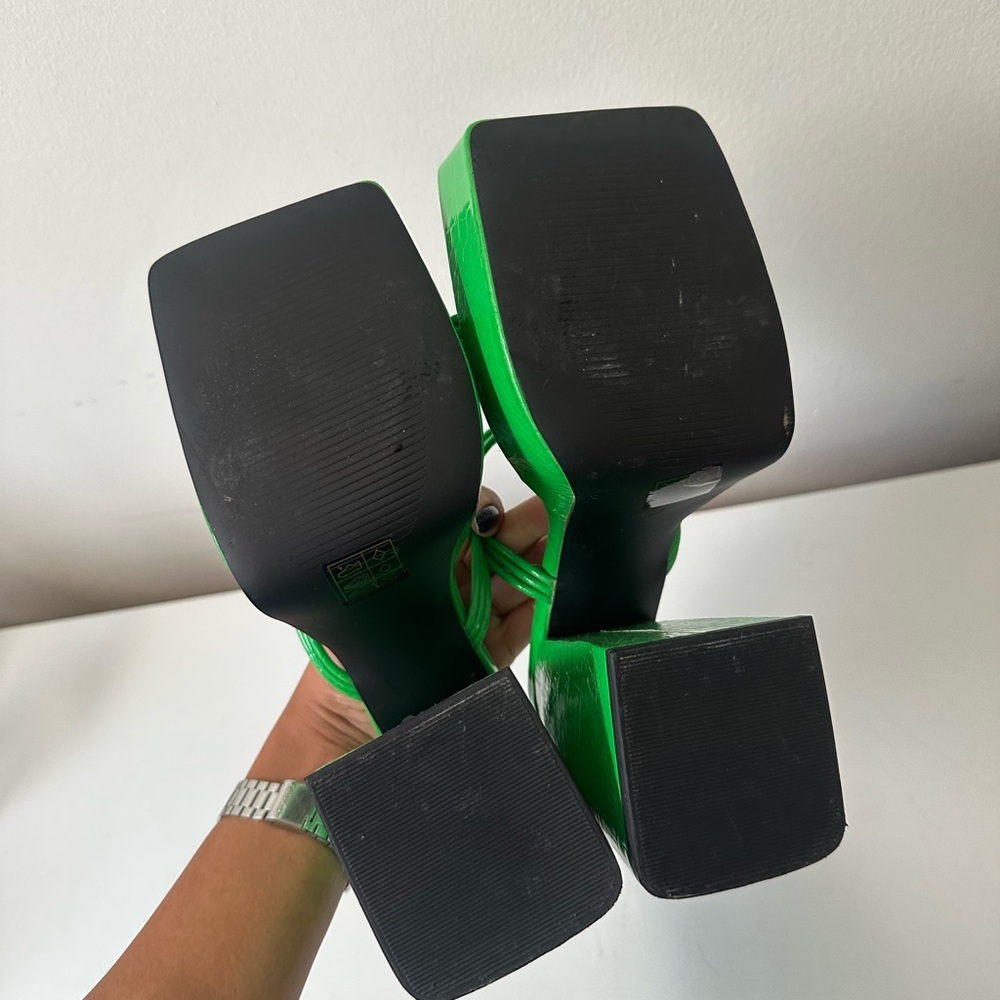 PrettyLittleThing Vibrant Green Block Heels - Picture 3 of 3